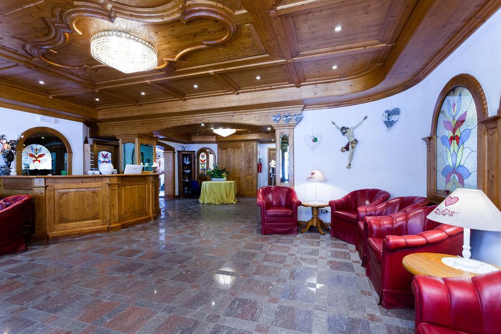 Hotel Vienna San Martino Di Castrozza Exterior foto